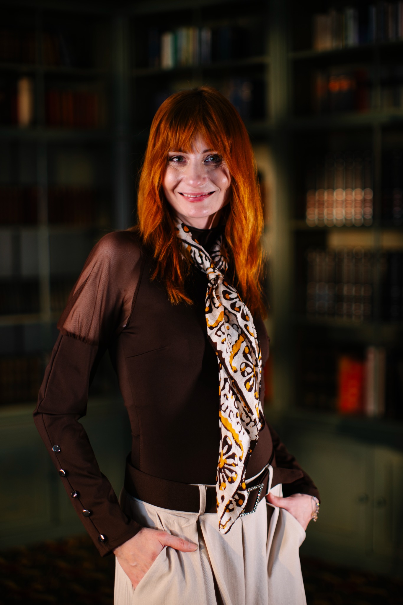 Irena Brejchová před knihovnou